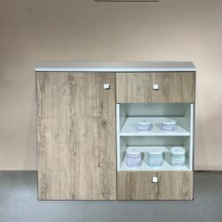 Schrank mit Türen und Regalen Schublade für Beauty-Center Schönheitssalon in Holz italienisches Produkt