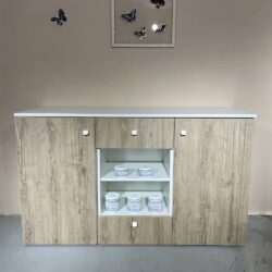 Schrank mit Türen und Regalen für Schönheitssalon Beauty Center aus Holz italienisches Produkt