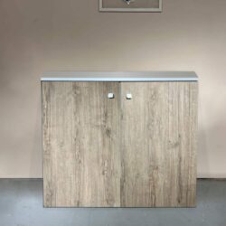 Schrank mit 2 Türen und Regalen für Schönheitssalon Beauty Center aus Holz italienisches Produkt